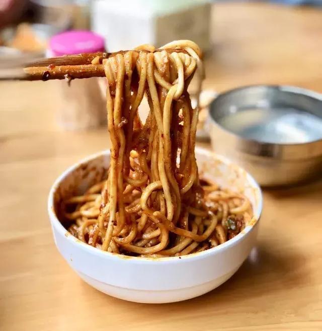 成都城南网红美食一条街，生母为了她放弃生命56岁因癌症异国去世