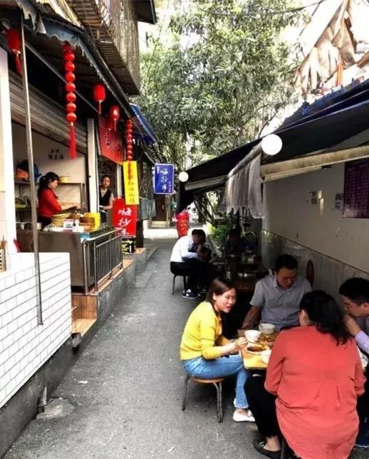 成都城南网红美食一条街，生母为了她放弃生命56岁因癌症异国去世