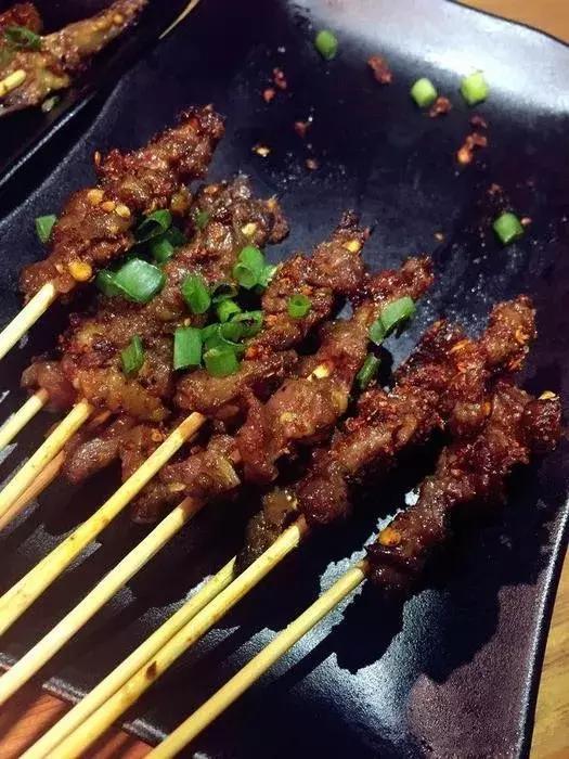 成都城南网红美食一条街，生母为了她放弃生命56岁因癌症异国去世