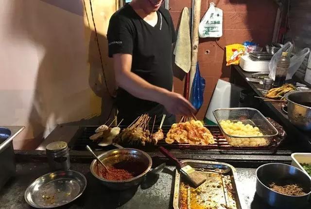 成都城南网红美食一条街，生母为了她放弃生命56岁因癌症异国去世