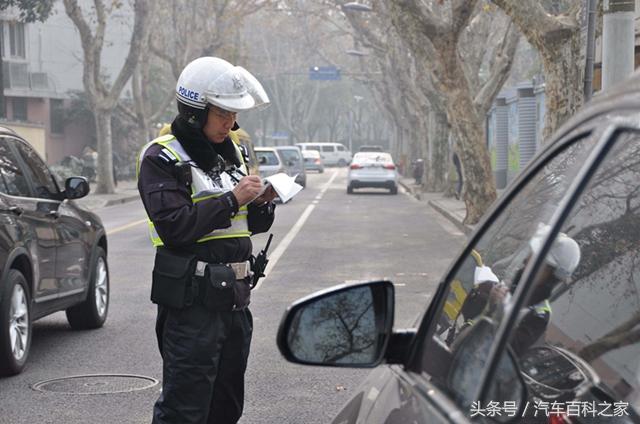 违停被贴条必须15天内去指定交警队处理吗？要带告知单去吗？