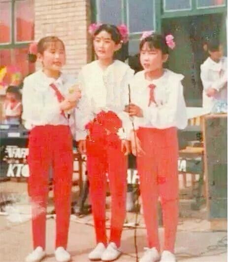 赵丽颖怎么变了没有之前可爱，小学时得赵丽颖五官已经逐渐长开