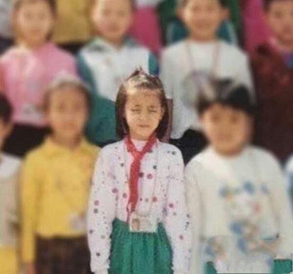 赵丽颖怎么变了没有之前可爱，小学时得赵丽颖五官已经逐渐长开