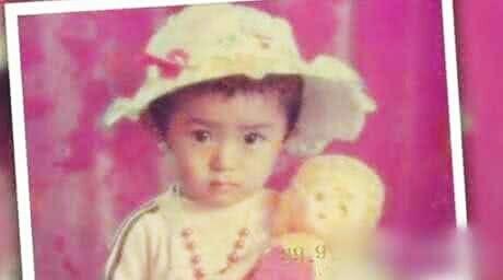 赵丽颖怎么变了没有之前可爱，小学时得赵丽颖五官已经逐渐长开