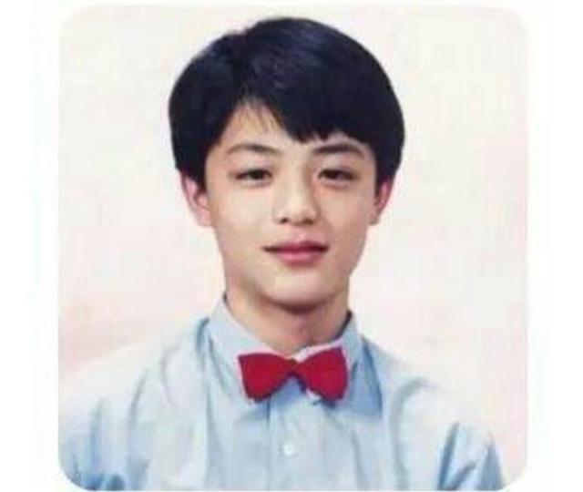 赵丽颖怎么变了没有之前可爱，小学时得赵丽颖五官已经逐渐长开