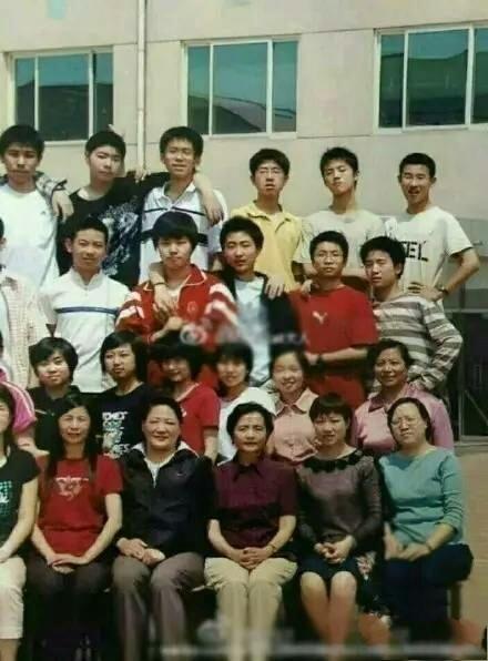 赵丽颖怎么变了没有之前可爱，小学时得赵丽颖五官已经逐渐长开