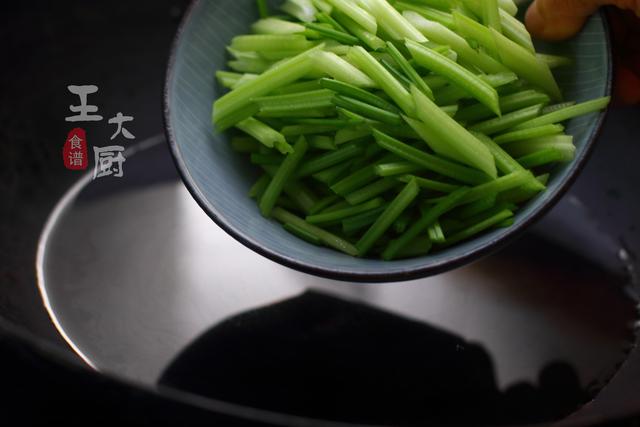 芹菜炒腰果的家常做法简单又好吃，健康又好吃的小菜