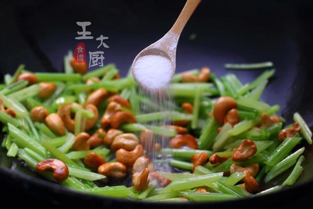 芹菜炒腰果的家常做法简单又好吃，健康又好吃的小菜