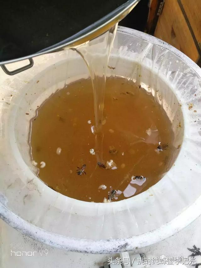 原蜜与蜂蜜有什么区别，超市蜂蜜与纯天然蜂蜜的区别你知道吗