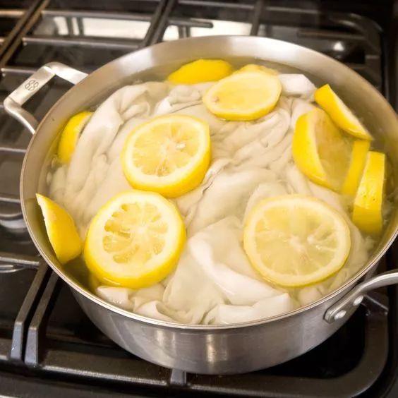 衣服去黄渍小妙招，白衣服黄渍家庭怎么去除小妙招（黄色衣服配什么颜色）