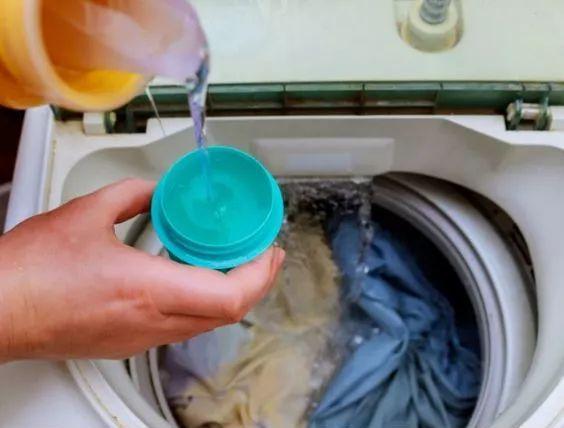 衣服去黄渍小妙招，白衣服黄渍家庭怎么去除小妙招（黄色衣服配什么颜色）