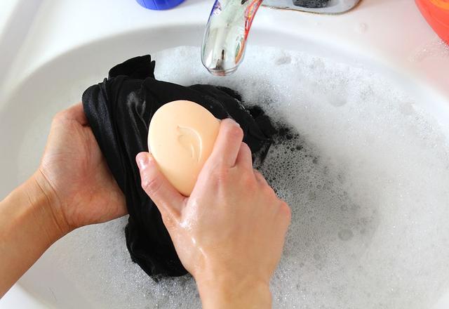 衣服去黄渍小妙招，白衣服黄渍家庭怎么去除小妙招（黄色衣服配什么颜色）