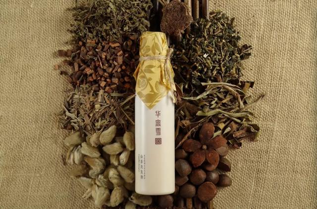 不用洗发水可以改善头发枯燥，应该如何修复受损的头发