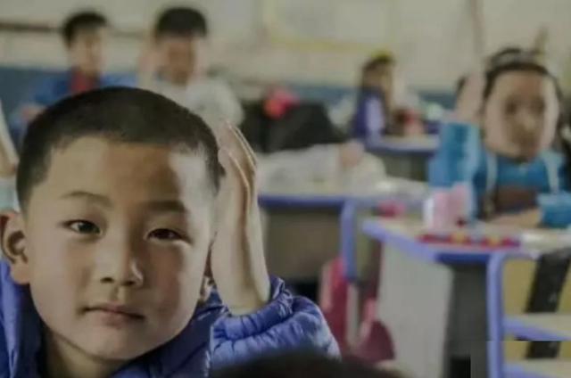 不用洗发水可以改善头发枯燥，应该如何修复受损的头发