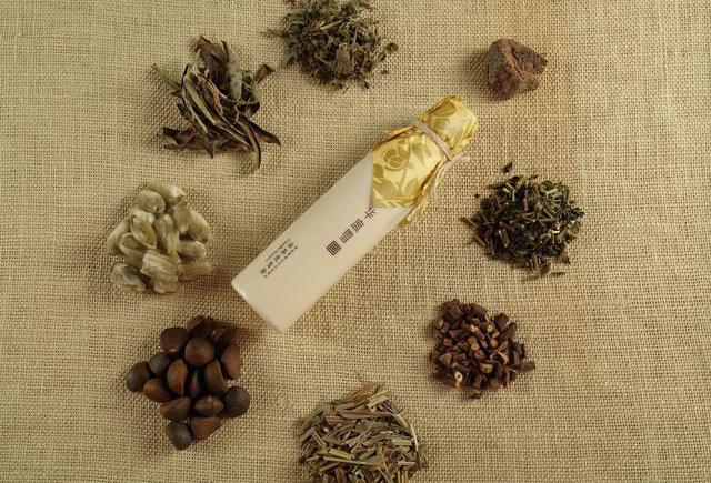 不用洗发水可以改善头发枯燥，应该如何修复受损的头发