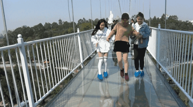 河源景点玻璃栈道，黄龙岩5D玻璃桥将在8月中旬开放