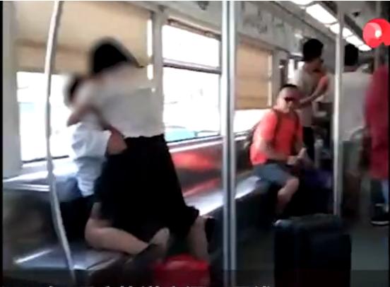 重庆地铁咬人事件，是什么让一个女人如此伤害自己