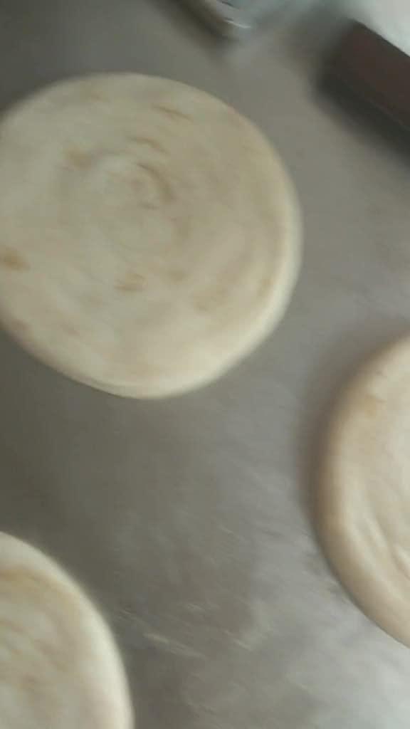 发面香酥烧饼家常做法，传统的配方做出来的最香