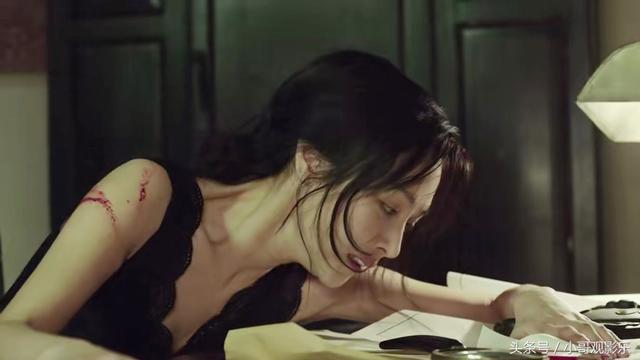 面具里面赵冬梅被日本人用鞭子抽，面具四处让人落泪