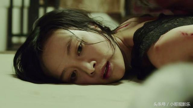 面具里面赵冬梅被日本人用鞭子抽，面具四处让人落泪