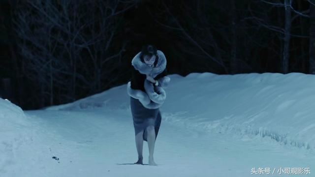 面具里面赵冬梅被日本人用鞭子抽，面具四处让人落泪