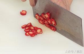 炒牛肉粒怎么做好吃窍门图解，厨师长教你做松仁牛肉粒