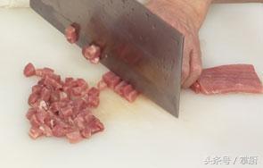 炒牛肉粒怎么做好吃窍门图解，厨师长教你做松仁牛肉粒