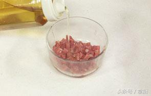 炒牛肉粒怎么做好吃窍门图解，厨师长教你做松仁牛肉粒