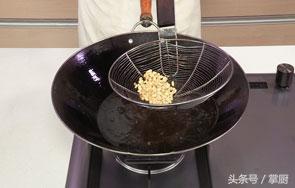 炒牛肉粒怎么做好吃窍门图解，厨师长教你做松仁牛肉粒