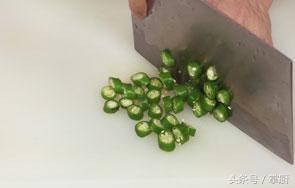 炒牛肉粒怎么做好吃窍门图解，厨师长教你做松仁牛肉粒