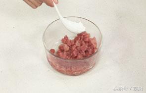 炒牛肉粒怎么做好吃窍门图解，厨师长教你做松仁牛肉粒