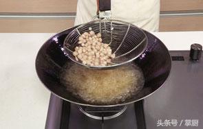 炒牛肉粒怎么做好吃窍门图解，厨师长教你做松仁牛肉粒