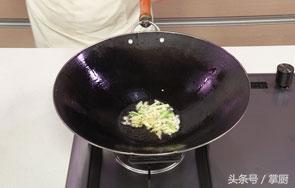 炒牛肉粒怎么做好吃窍门图解，厨师长教你做松仁牛肉粒