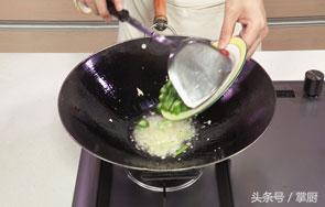 炒牛肉粒怎么做好吃窍门图解，厨师长教你做松仁牛肉粒