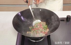 炒牛肉粒怎么做好吃窍门图解，厨师长教你做松仁牛肉粒