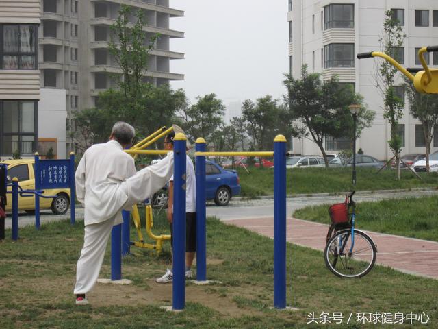 掰腿的正确姿势，压腿的正确姿势是什么样的（暴力“掰腿”毁所有）