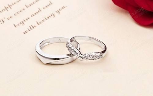 戴戒指有什么讲究，戒指的佩戴大有讲究（戒指的不同戴法）