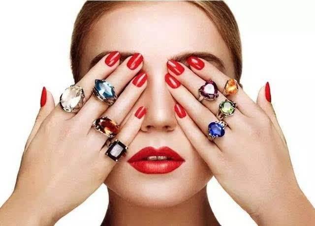 戴戒指有什么讲究，戒指的佩戴大有讲究（戒指的不同戴法）