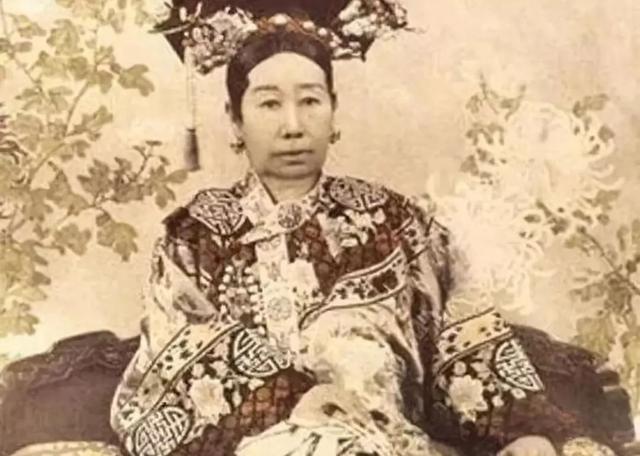 不用洗发水可以改善头发枯燥，应该如何修复受损的头发