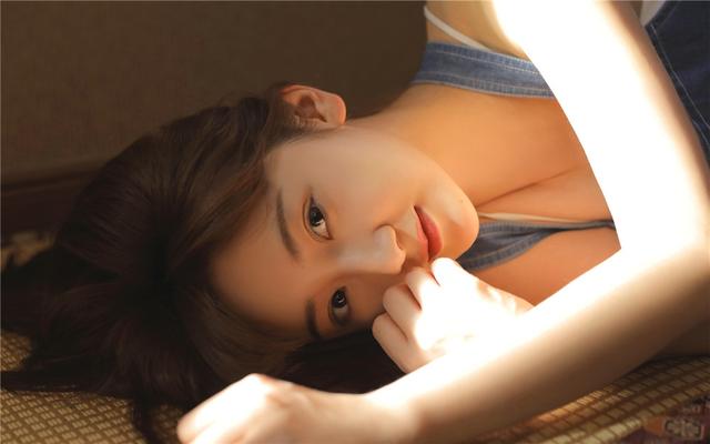 他看她的眼神太过深情，将她揽入怀中他