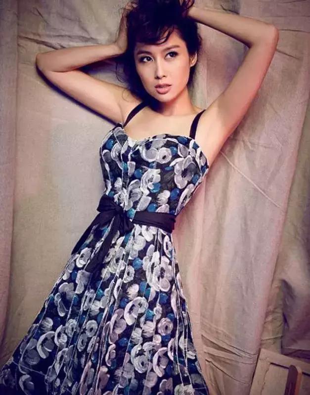 朱茵晒新照被赞，朱茵的四大美照（48岁保养得当依然容光焕发）