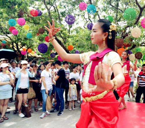 深圳世界之窗过年表演，春节定制灯光秀点“靓”深圳