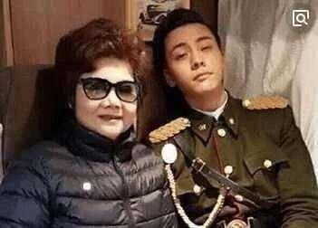 李易峰赵丽颖承认恋情，赵丽颖和李易峰最后一次表白（颁奖典礼公然牵手赵丽颖）