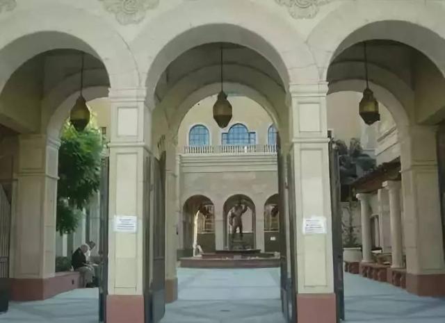 纽约大学电影学院，美国排名前10位的电影学院（一所集多元化、包容性于一身的开放式大学——纽约大学）