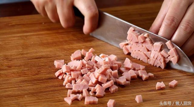 火腿肠花卷怎么做既简单又好吃，1碗面粉一把小葱