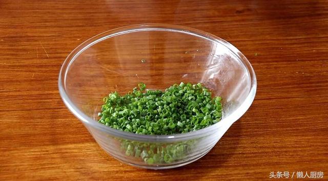 火腿肠花卷怎么做既简单又好吃，1碗面粉一把小葱