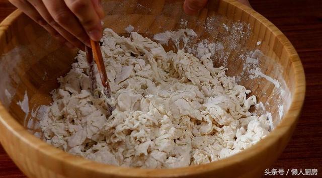 火腿肠花卷怎么做既简单又好吃，1碗面粉一把小葱