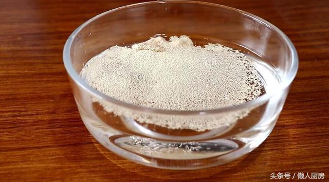 火腿肠花卷怎么做既简单又好吃，1碗面粉一把小葱