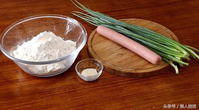火腿肠花卷怎么做既简单又好吃，1碗面粉一把小葱