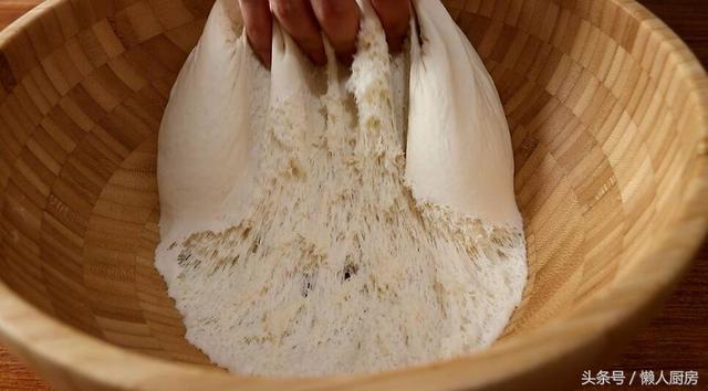 火腿肠花卷怎么做既简单又好吃，1碗面粉一把小葱